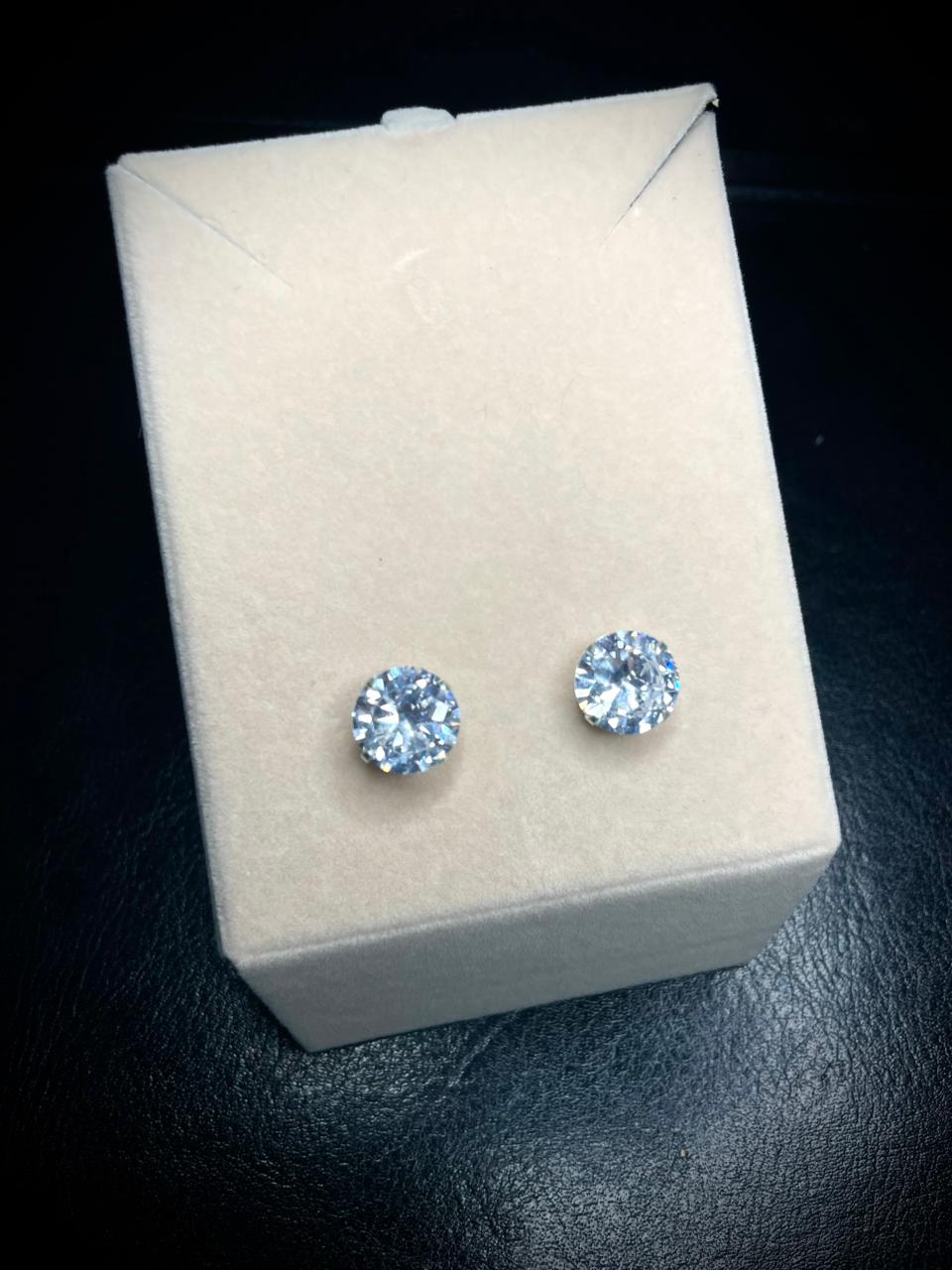 Brincos Ponto de Luz – 8mm — Prata 925